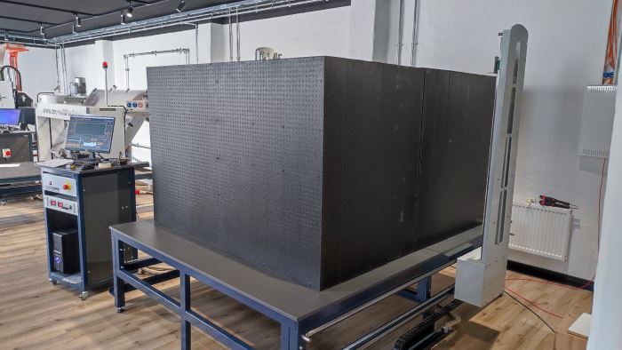 CNC-Heißdrahtmaschine beim präzisen Schneiden eines EPS-Blocks