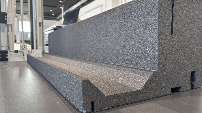 Neopor-Block mit sichtbaren Graphitpartikeln – graue Farbe