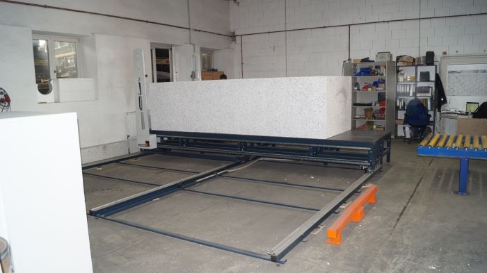 CUT3500SV mit variablem Maschinentisch und langen Schienen