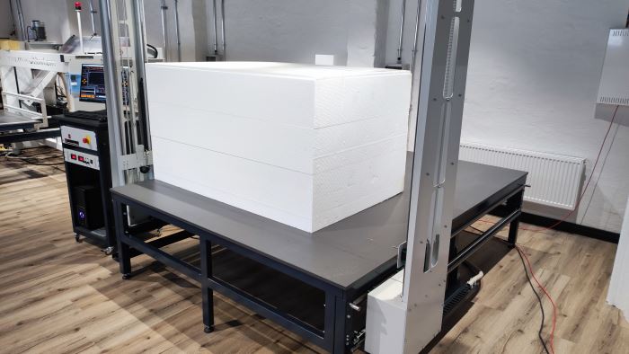 EPS-Standardblock auf Maschinentisch einer CNC-Heißdrahtmaschine