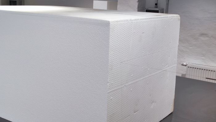 Maschine schneidet EPS-Block, Schnittrichtung über den Querschnitt