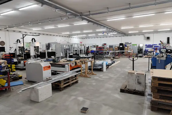 Produktionshalle von cnc-multitool im Jahr 2025