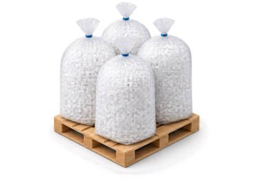 Zerkleinertes Restmaterial gesammelt in Recycling- und Sammelsäcken